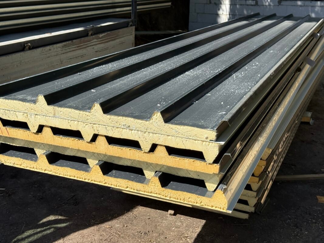 🚚 Panouri sandwich, livrate direct la lucrare! panouri sandwich acoperis moinesti 00006